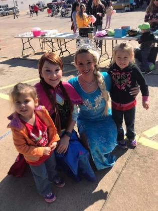 Anna and Elsa made their way through the crowd and even took time to meet with fans.
