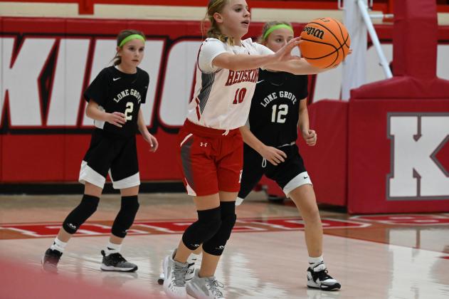 McKenzie Goree, 6th grade making a pass during the Lone Grove game. (Mindi Weeks)