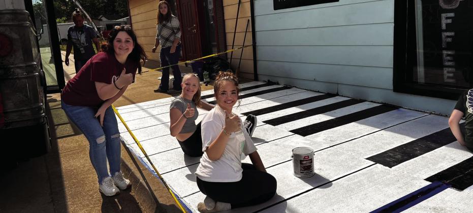KHS Art students paint a piano for coffee lovers