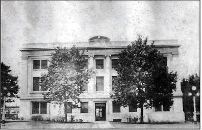 A picture from the Marshall County News-Democrat shows the Courthouse's original decorative cornice on the top center of the building. Courtesy photo