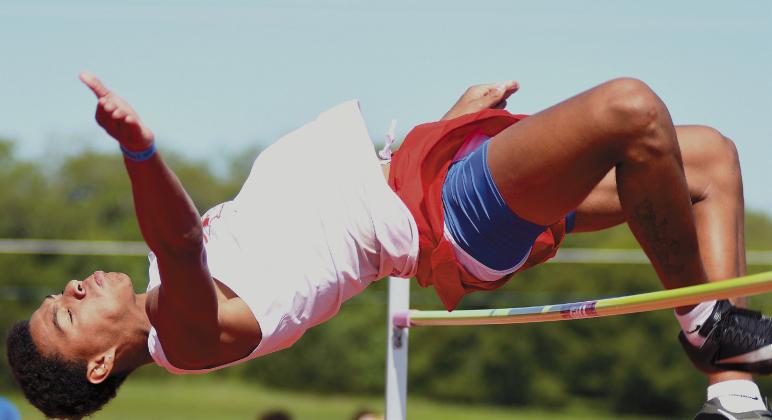 Robledo 3rd in state pole vault pacing Madill track