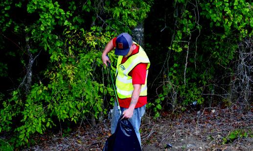 Picturedaboveandbelow:CMTruckBedemployeesdonated their time to clean up around Marshall County. Photos courtesy of Zuri Sanders