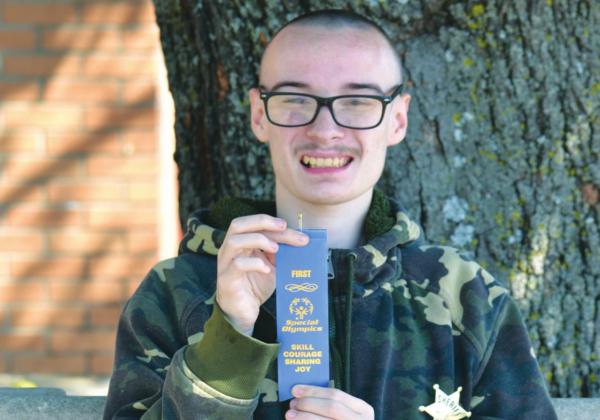 Kingston Resident Michael Alley proudly shows off his fi rst place ribbon for the Special Olympics Cornhole Tournament. The tournament was held in Durant on October 6, 2021. Courtesy photo